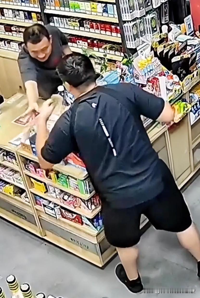 女子捂着头走进一家超市，开口就问：“能送俩塑料袋吗？这雨下太大了，我寻思扣脑袋上