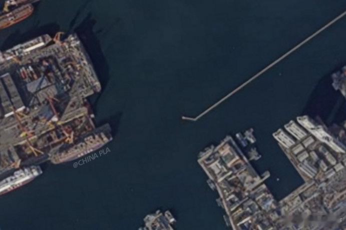 004开始组装舰艏和舰艉了，进度快得离谱等这一头一尾拼接好，航母的轮廓就基本上出