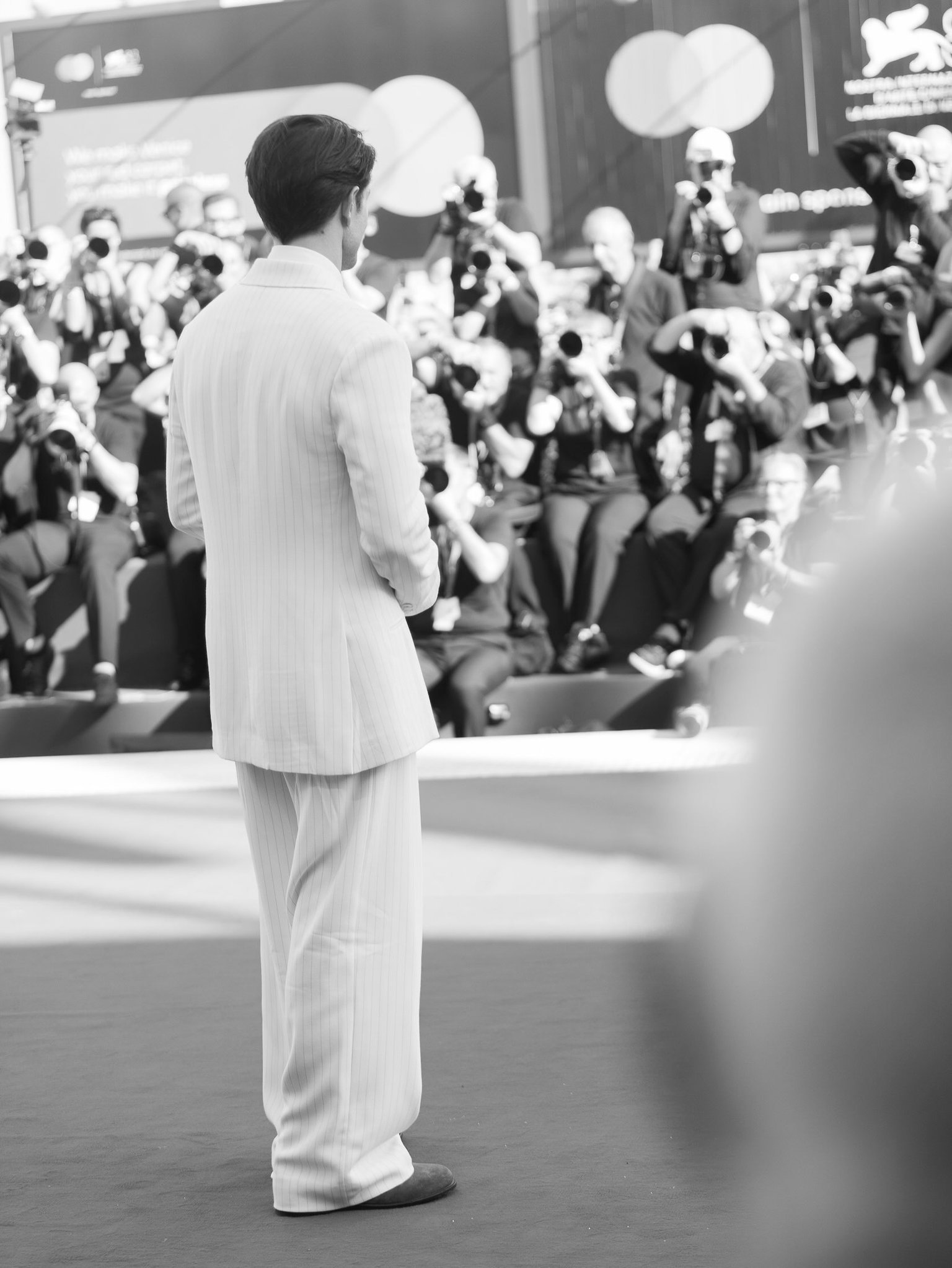 罗伯特·帕丁森x《黄金时段》威尼斯电影节 首映礼黑白氛围感写真📷 ​​​