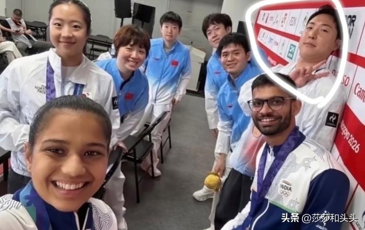 大家心心念念的正面照来啦！亚运会混双发布会结束后，四对混双组合在一起拍了一张大合