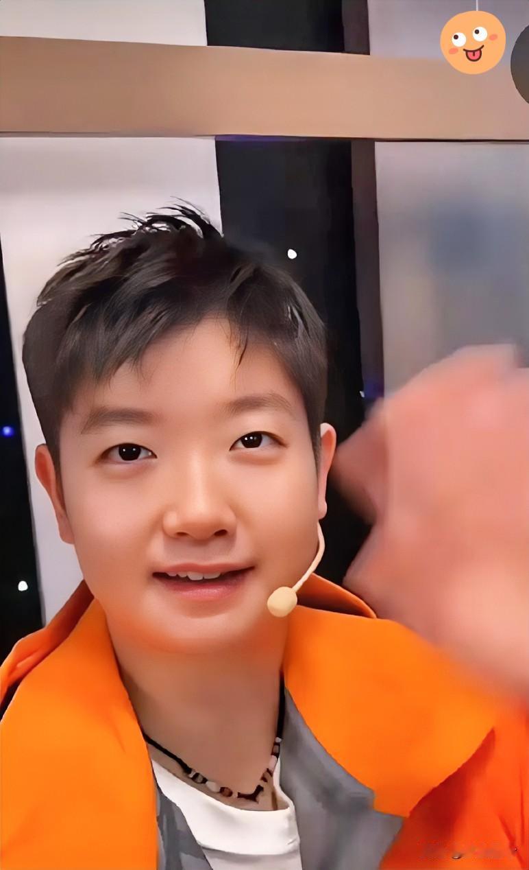 [笑]刷到莎莎在直播，说实话我看第一眼心里挺不是滋味的。

          