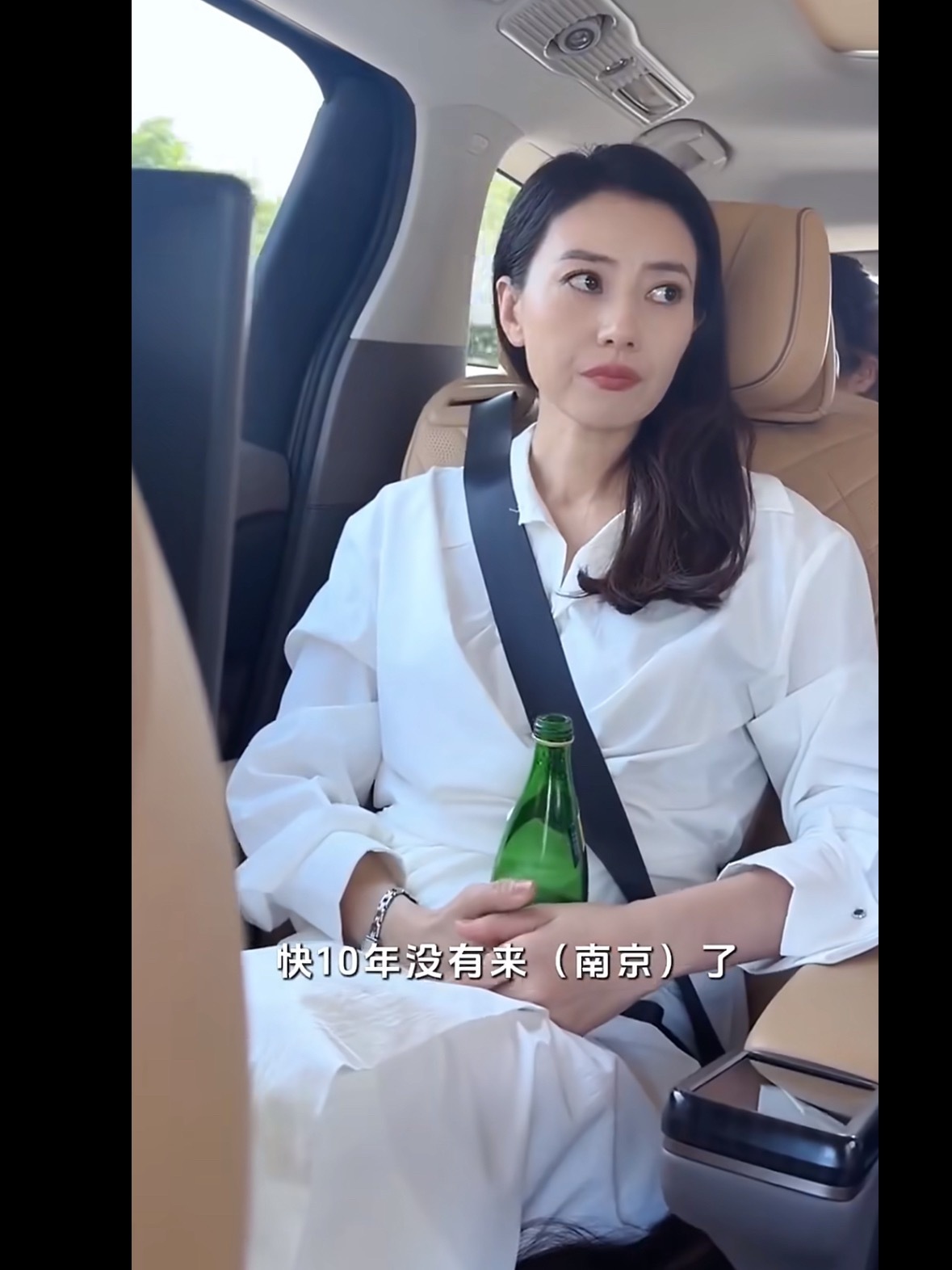 高圆圆穿搭还是杨桃那味儿刷到高圆圆南京vlog了，白衬衫牛仔裤就能上热搜，也就她