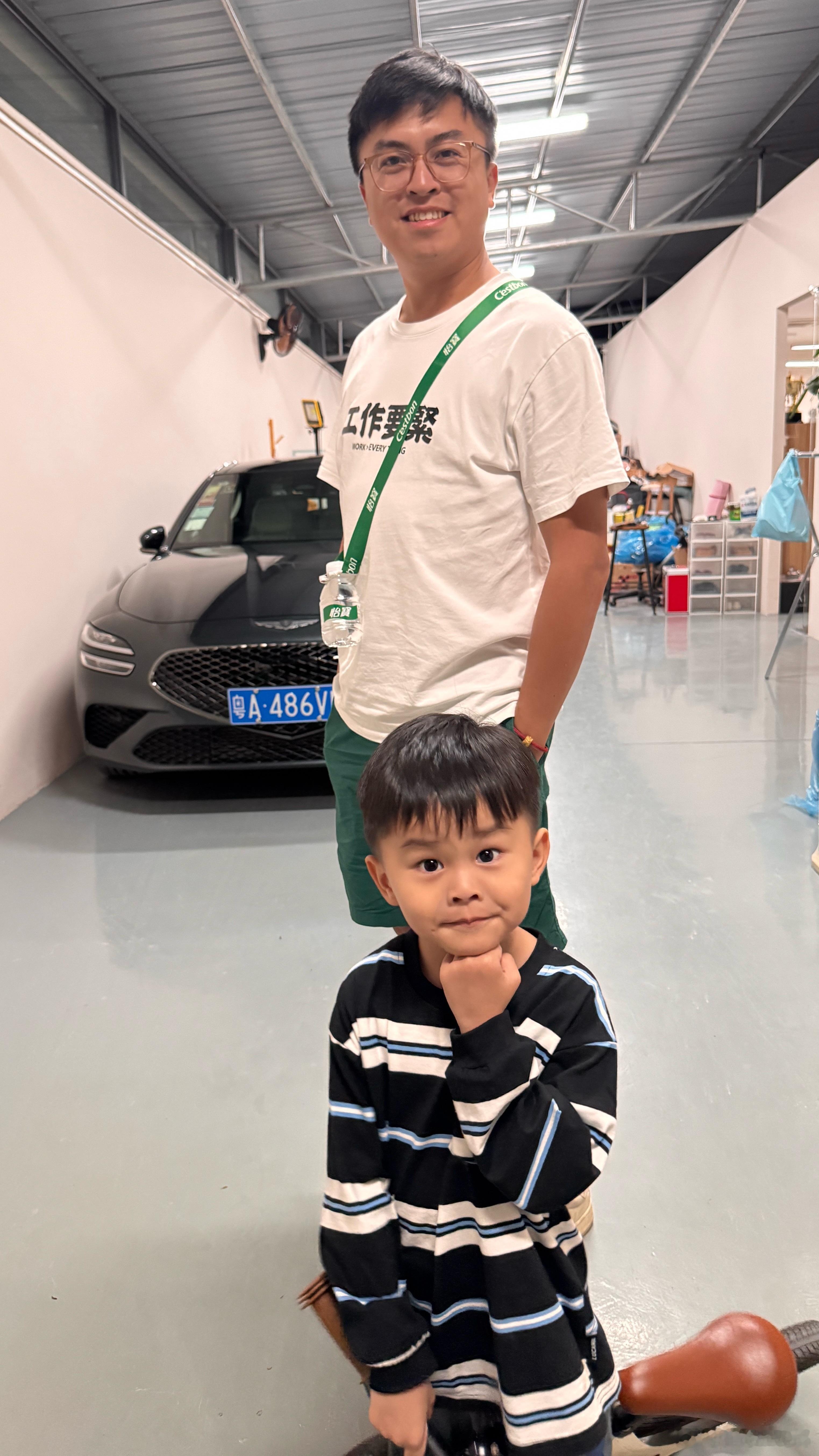 这构图不好看但两仔爷好睇[坏笑] ​​​