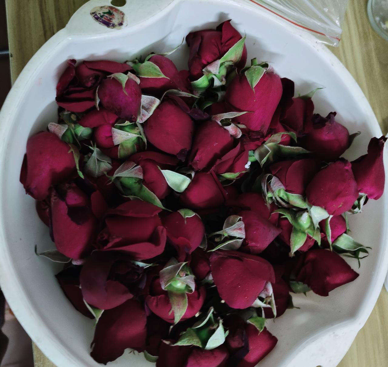 我的玫瑰酒“养成记”
 
前几天捣鼓了点玫瑰，打算泡个玫瑰酒。你看这一大盆红玫瑰