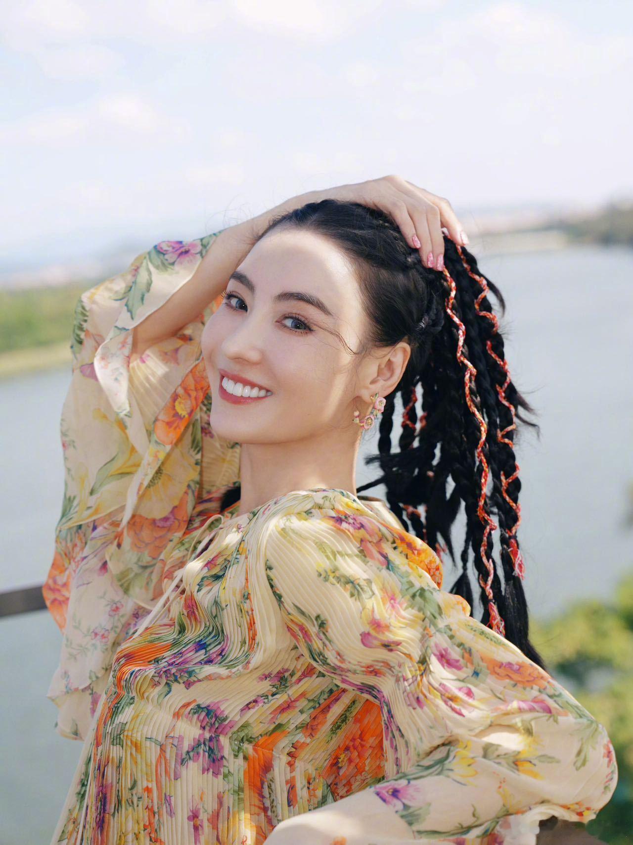 张柏芝回顾18岁到45岁的自己 看到在一路繁花2收官vlog里回顾18岁到45岁