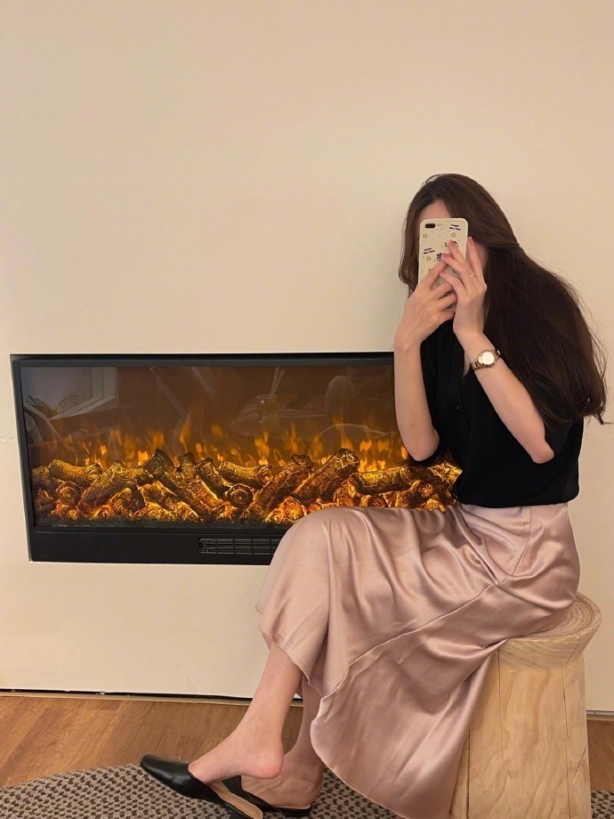 "都不是小孩子了逼人回消息挺没意思的成年人都是手机不离身不回你就是不想" ​​​