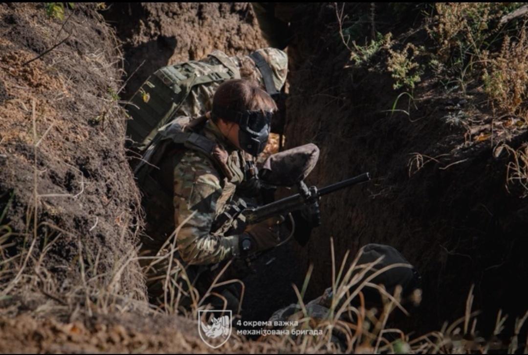 乌克兰武装部队士兵在训练中使用步枪。战士中可以看到一个女人。俄称在红军城围困乌军