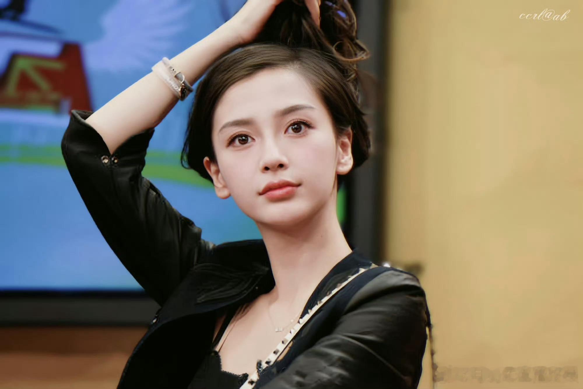Angelababy在白纸上给粉丝签名虽然但是，还是建议不要在白纸上签名哦 