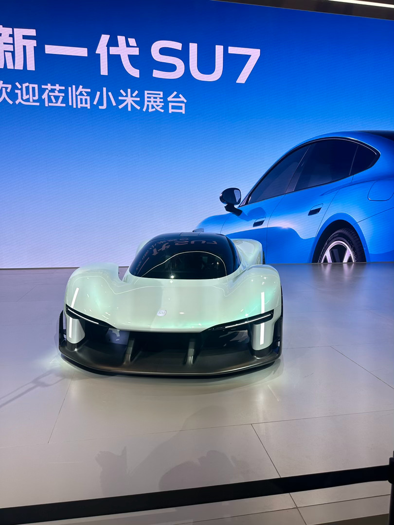 走到小米展台，入眼第一绝对是这台Vision GT ，颜色很特别，十字大灯，光环