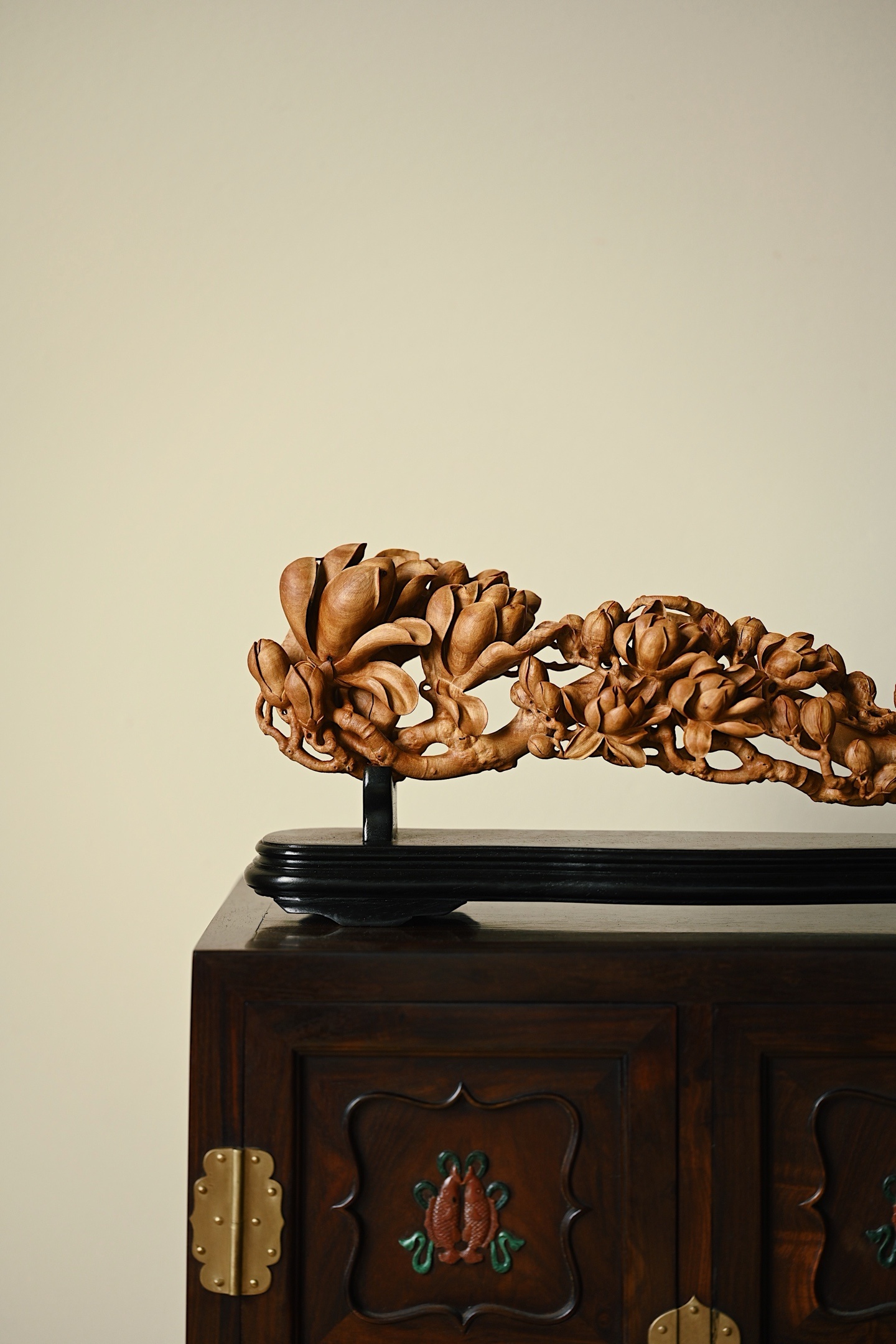 老山檀 | 玉兰•富贵满堂 摆件甄选老山檀香整料雕琢而成，木材质地坚密细腻，色泽