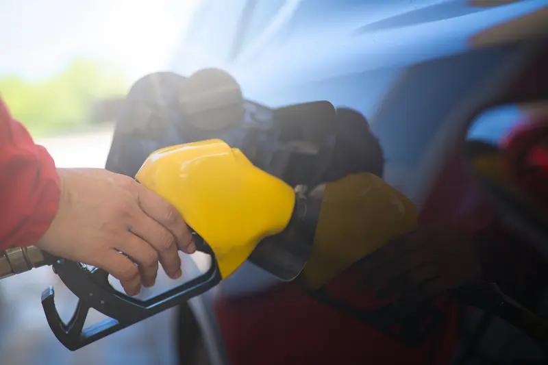 12月16日山东泰安，司机加油445元后一脚油门逃单，加油员：他加完油以后他就锁