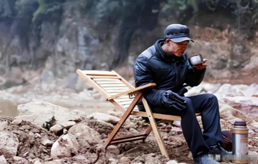 2014年，广西一男子肝癌晚期，他自掏腰包17万修路，却不治病。哪料，修路还差8