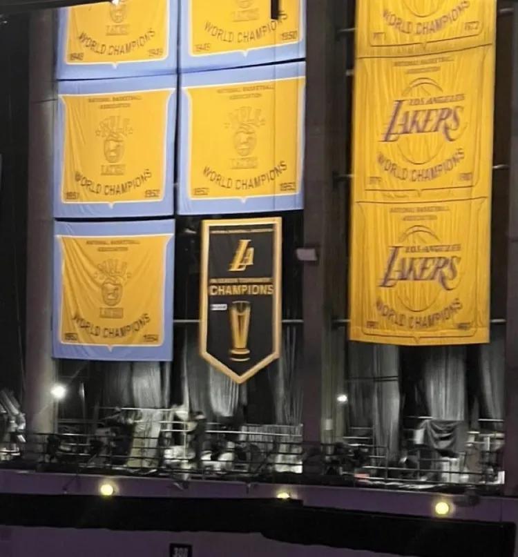 今日湖人场馆将挂起季中锦标赛冠军旗帜[烟花]
为纪念球队获得首届季中锦标赛的冠军