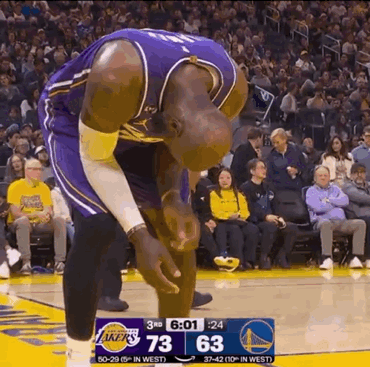 老詹拼了老命，将球钉在了篮板上！但同时也弄伤了一个指甲，然后一瘸一拐地离开了球场