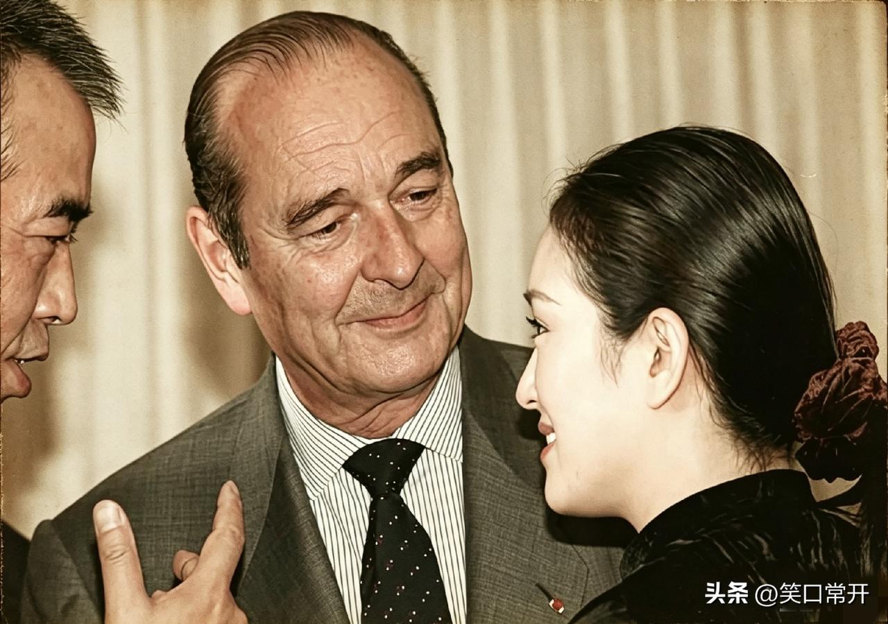 九十年代一场晚宴，巩俐和陈凯歌碰上前法国总统希拉克。这位总统是巩俐的铁杆影迷，眼