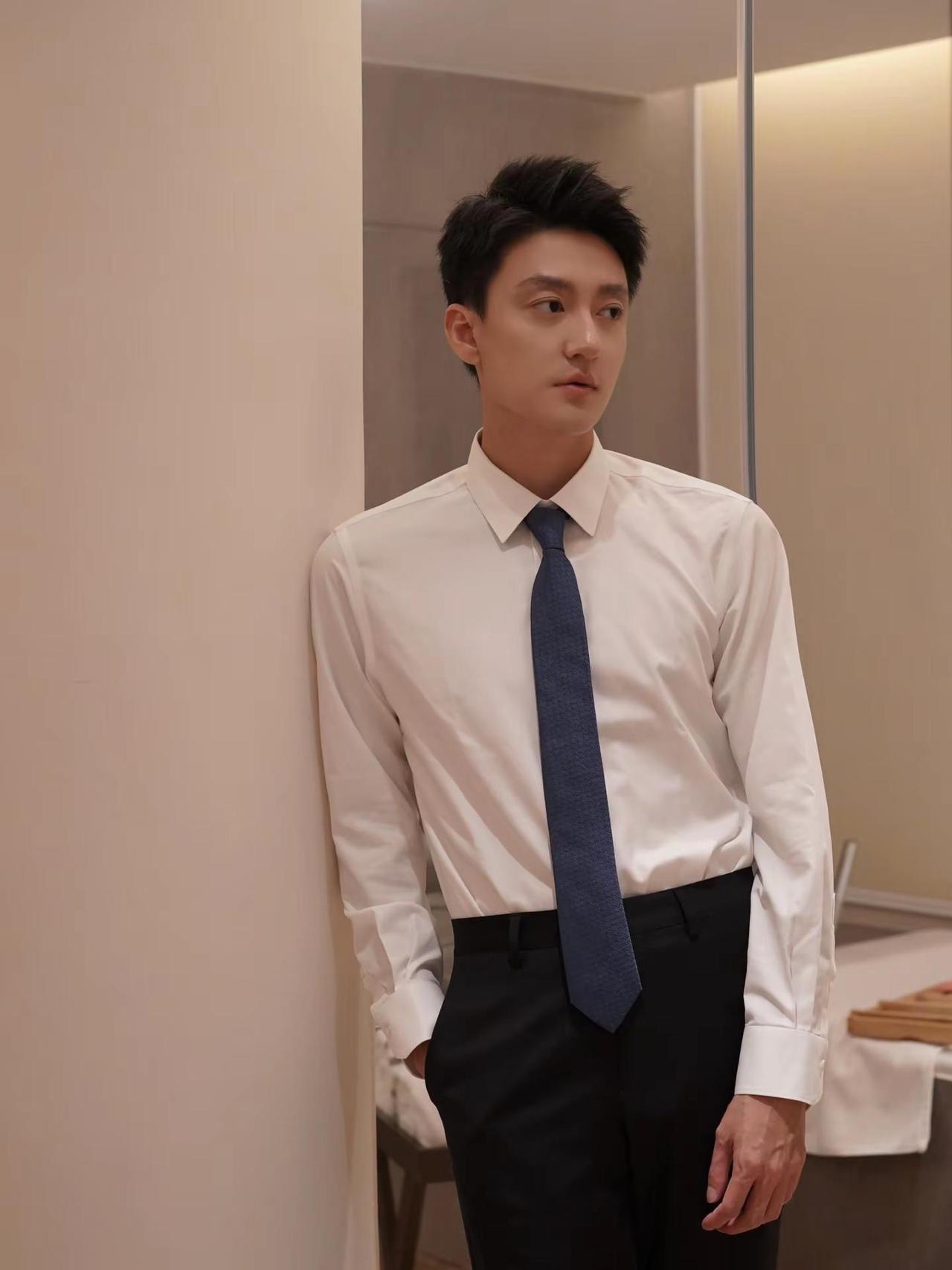 起来 该回你家了。正装男 正装皮鞋 正装控 西装杀