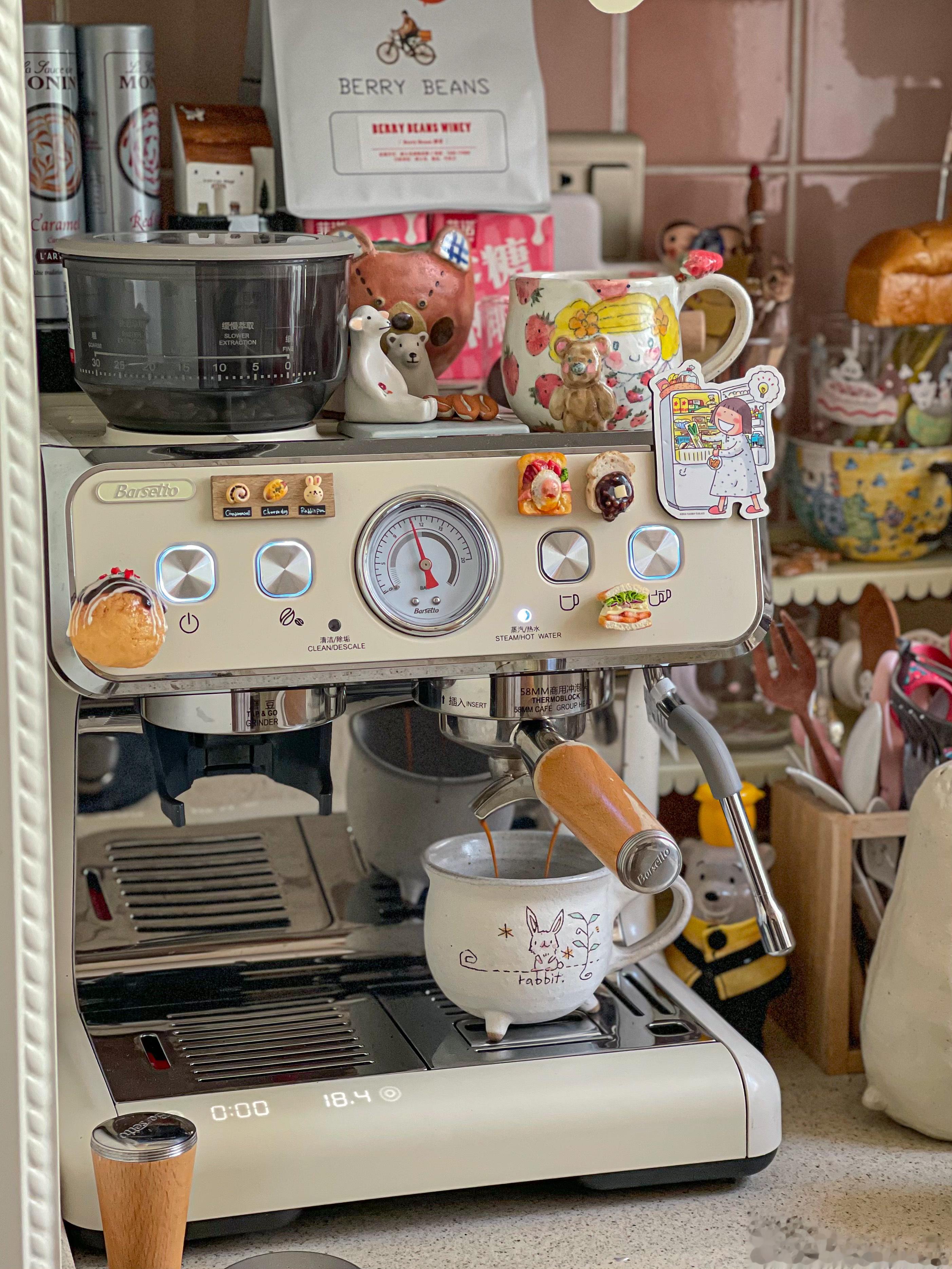 新周愉快！[太阳][太阳][太阳]早餐：红豆包+香煎肠+沙拉+无花果+拿铁在一些