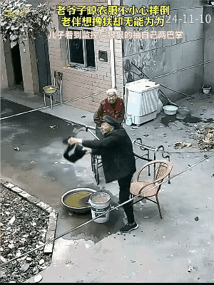 趁着还有机会，回去看看爹娘吧。
老俩口的年纪加起来有近两百岁了，好不容易把儿女拉