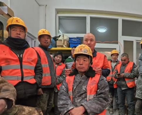 “活该他发财！”近日，北京，一男子是一工地老板，因为计划要外出旅游，想到自己15