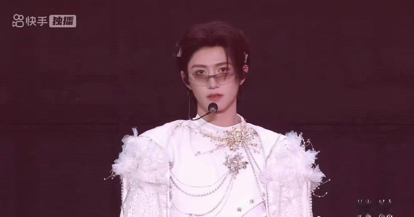 朱志鑫演唱会day3发型朱志鑫演唱会day3造型 依旧客观的帅昂 