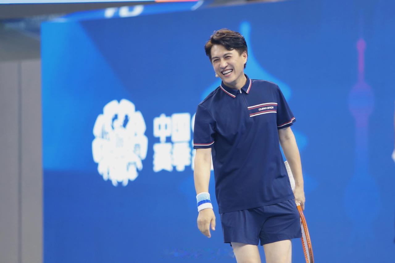 我是靳东。接到中国赛季明星表演赛的邀请时，我毫不犹豫就答应了。能为自己国家的网球