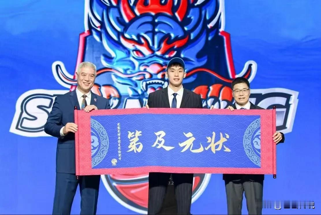 “向我看齐”谢智杰


①
我是助攻王，
传神精准榜。
四友散何地，
秒扫全球场