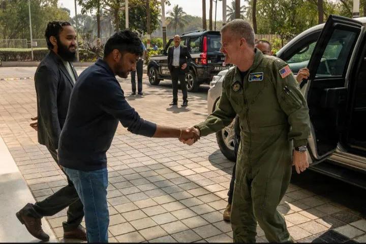 美国印太司令装模作样参观印度“光辉”战机。
美国印太司令部司令塞缪尔·J·帕帕罗