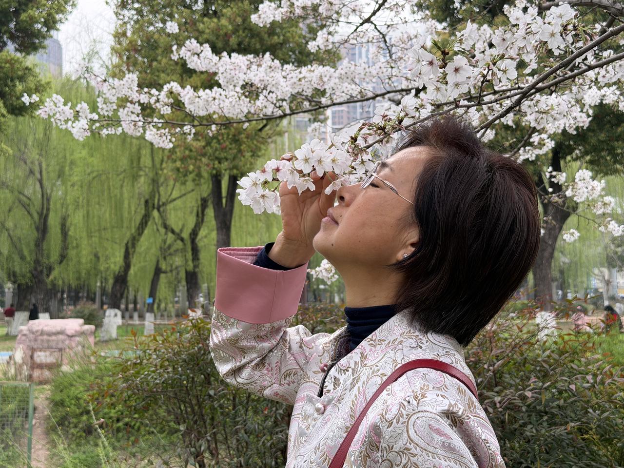 还不到九点，我就躺床上了。
今天一天的工作，费脑子也费身体的那种，确实有点累，想