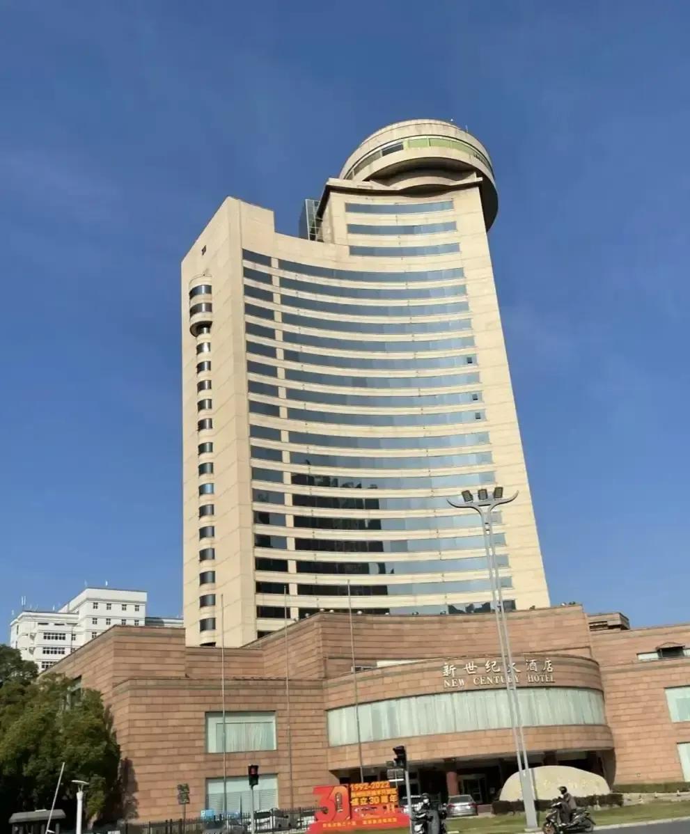 扬州新世纪大酒店下个月要被拍卖，起拍价还没公布，但楼已经空了快五年。
疫情一来它