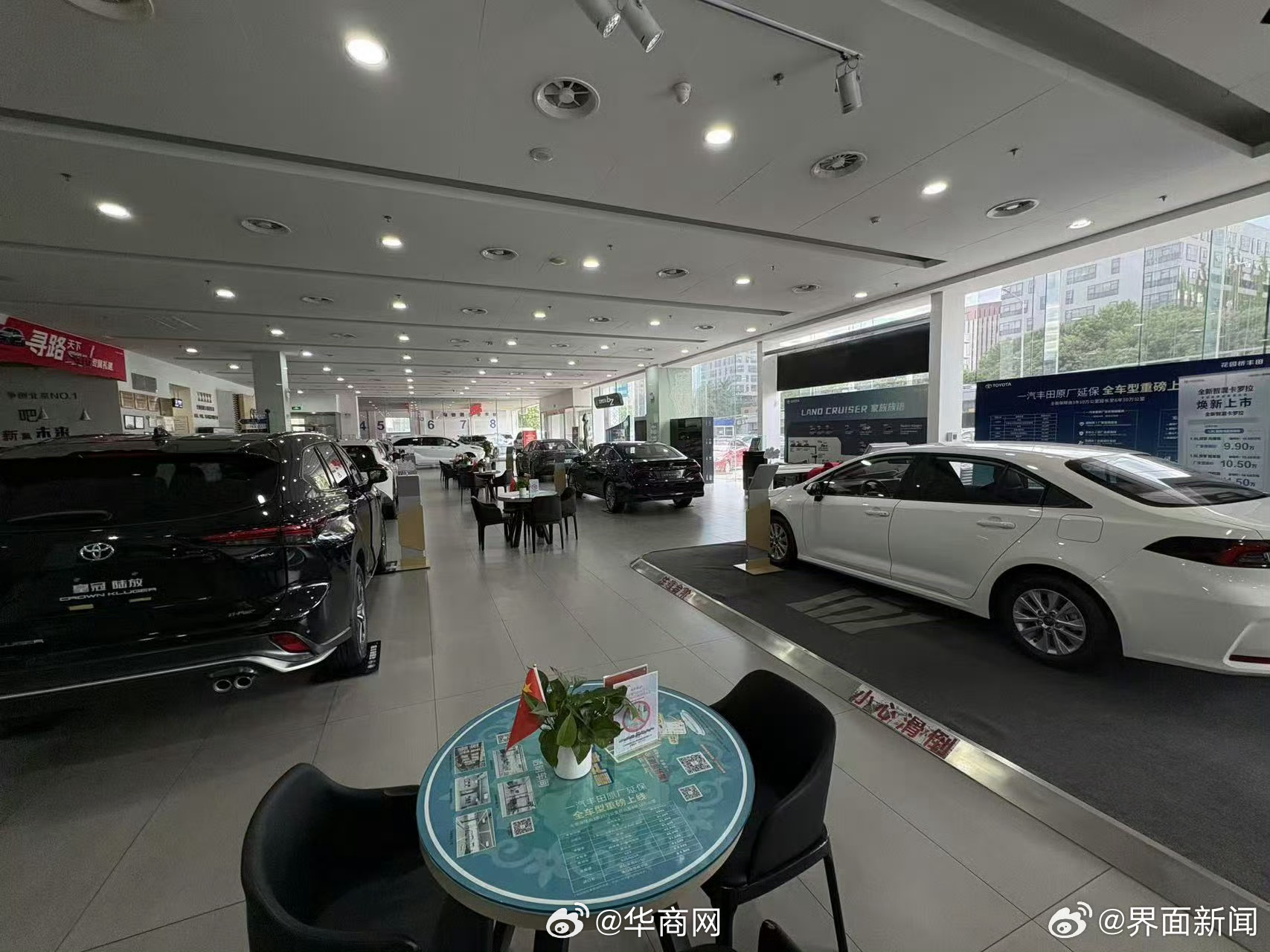【降价也卖不动的#合资燃油车主动撤出门店#】#合资燃油车降价也卖不动#界面新闻近