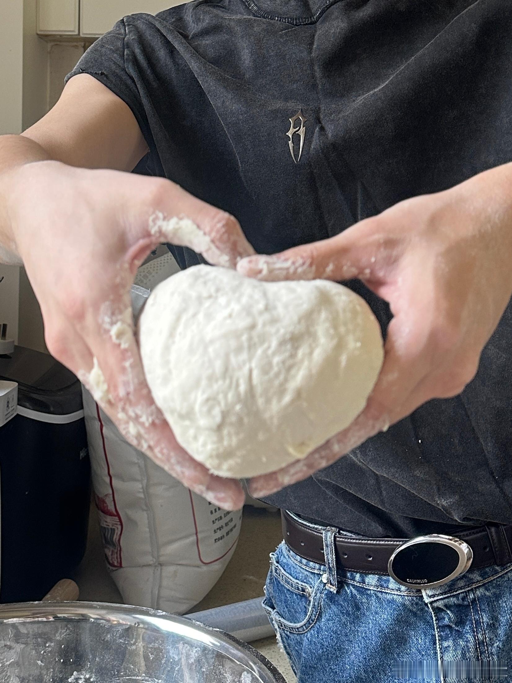 肖宇梁[超话] 老公，五一快乐，你这做饭的手艺真是越来越好了，可以可以，我很满意