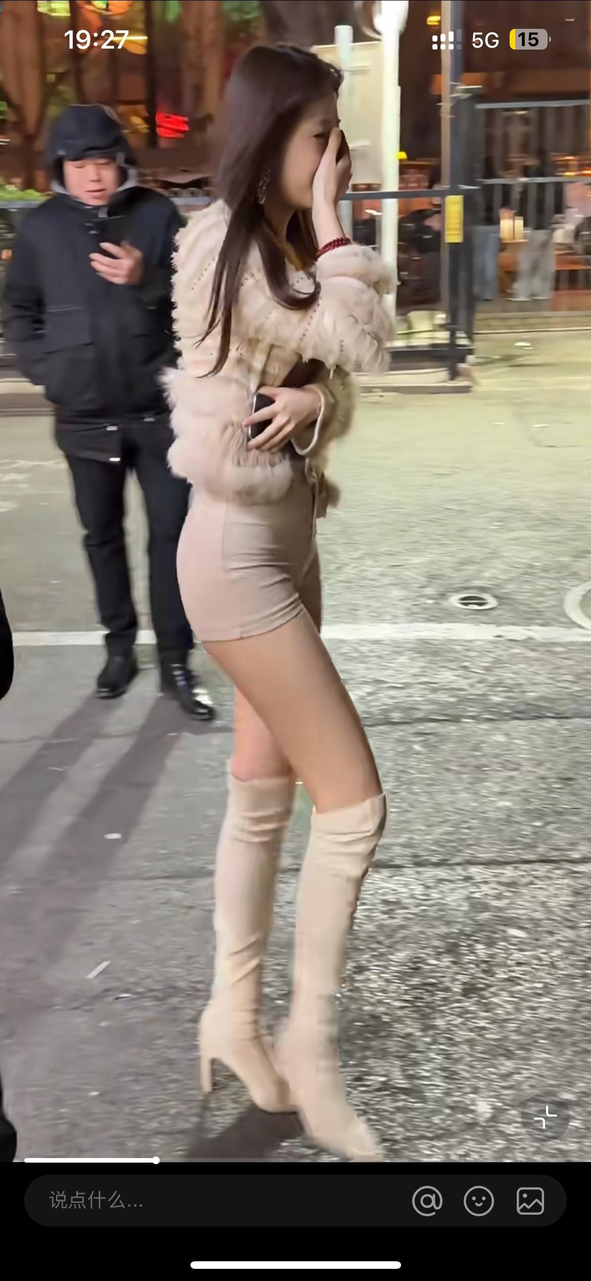 姑娘我想问你的是你是热呢还是冷呢
上身羽绒服 下身光腿买羽绒服穿搭 羽绒服女小个