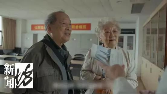 一对儿女在国外，养老就要靠社区。在上海北京，像这样的双高知空巢老人，不少！

这