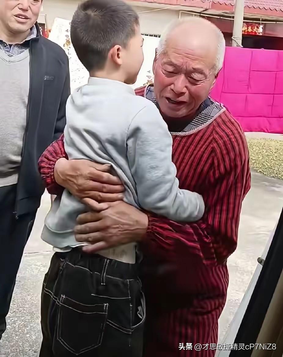 坐在车上的小男孩，突然拉开车门向路边站着的白发老人跑去，接下来的一幕，让孩子妈妈