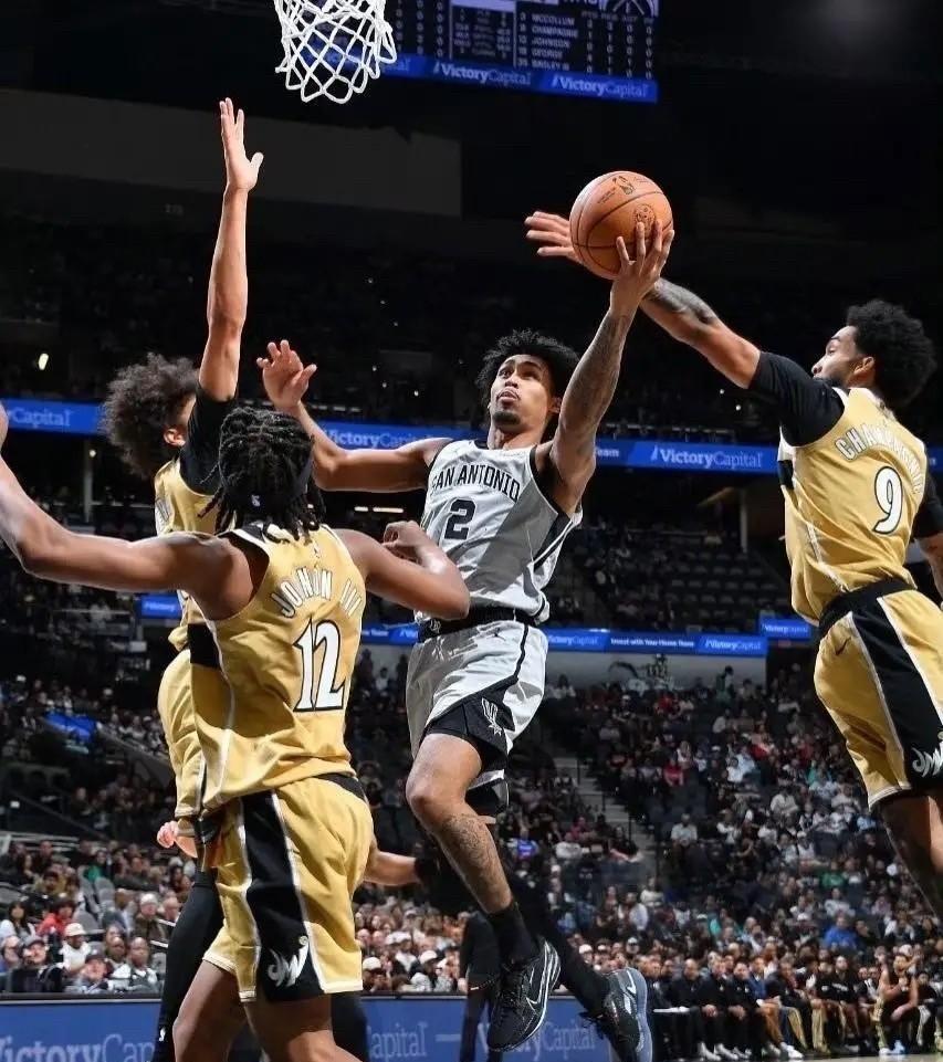 他们把下一个魔术师约翰逊，变成了只会等球的射手。
这不是培养，这是系统性浪费天赋