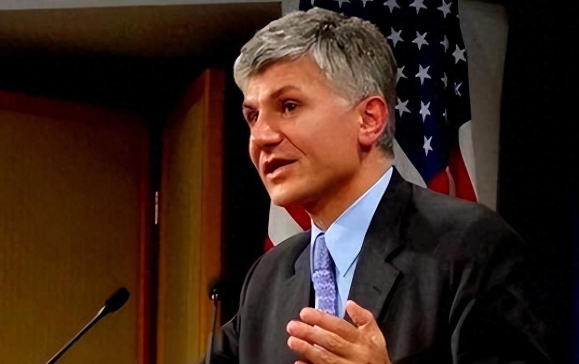 他为了讨好美国，亲手把本国前总统打包送到外国法庭，换取所谓的援助。本以为能靠着美