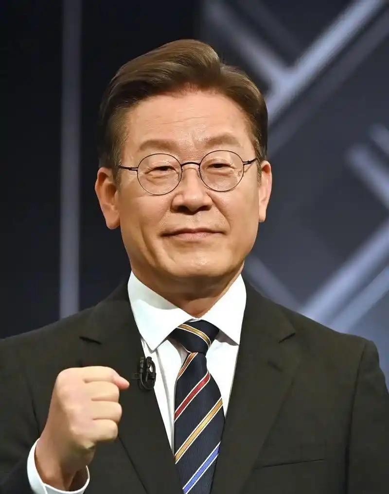 【韩国总统李在明认为限制民众阅读朝鲜媒体是低估了民众判断力】据载，李在明12月1