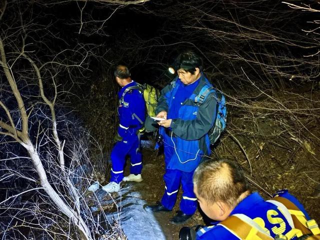 获救即失联！
男子行为让蓝天队员寒夜白跑


北京有个男的自己去爬没开发的野山，
