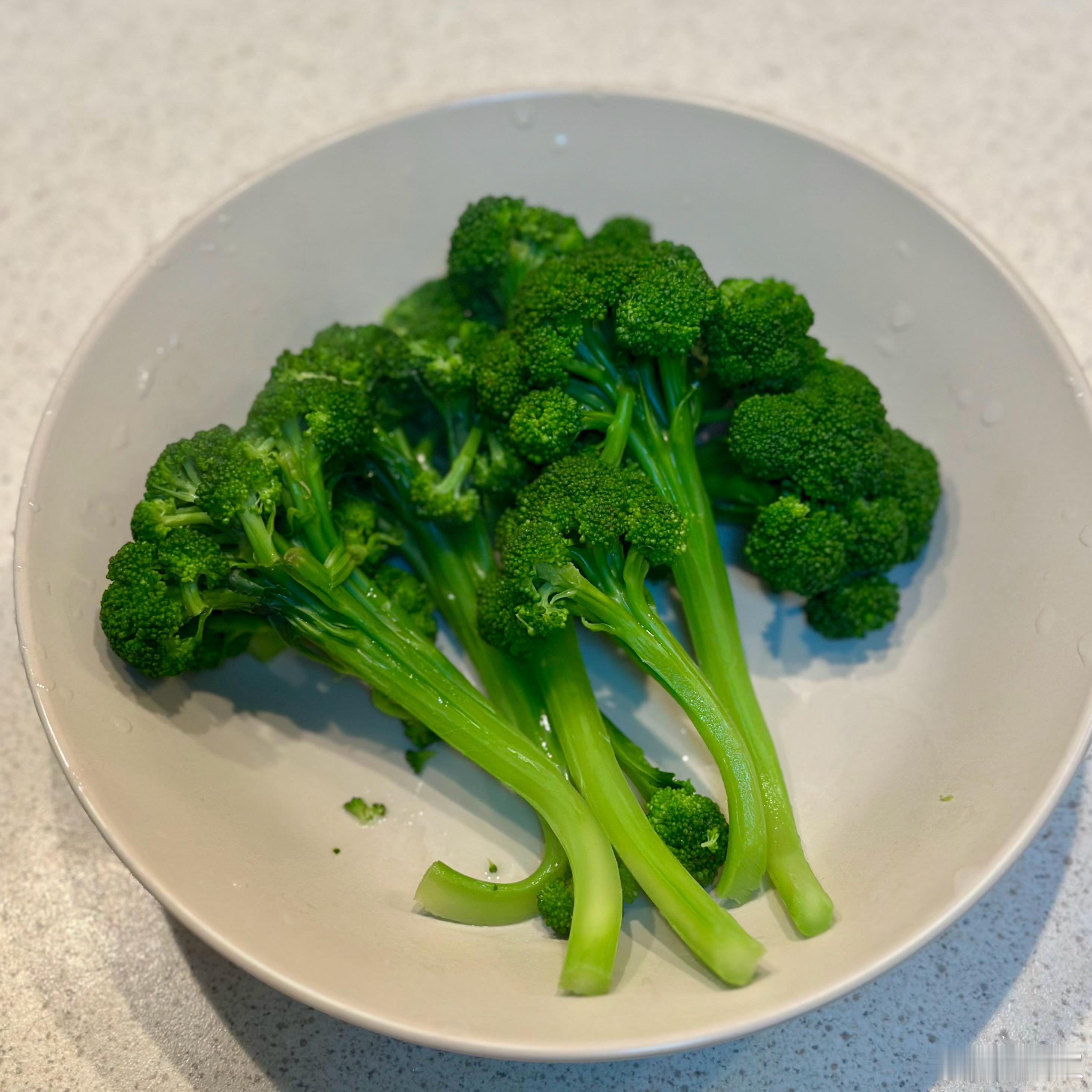 今天晚上吃顿小海鲜，有梭子蟹，炒鱿鱼，还有船歌的虾饺子。非常有青岛的感觉。
