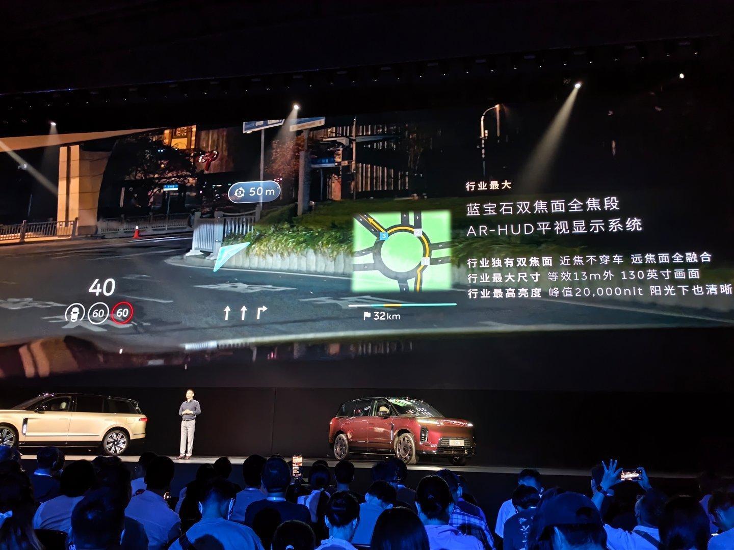 ES9 具备行业领先的 AR-HUD 方案，并且这次 NOMI 也变得更聪明，更