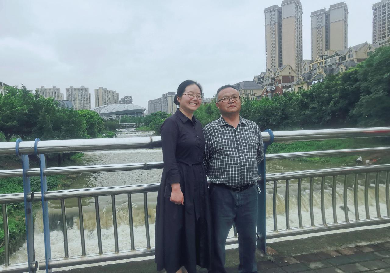我们这一路走来，确实不容易！
     我们走过也享受过浪漫的爱情之路！如今，我