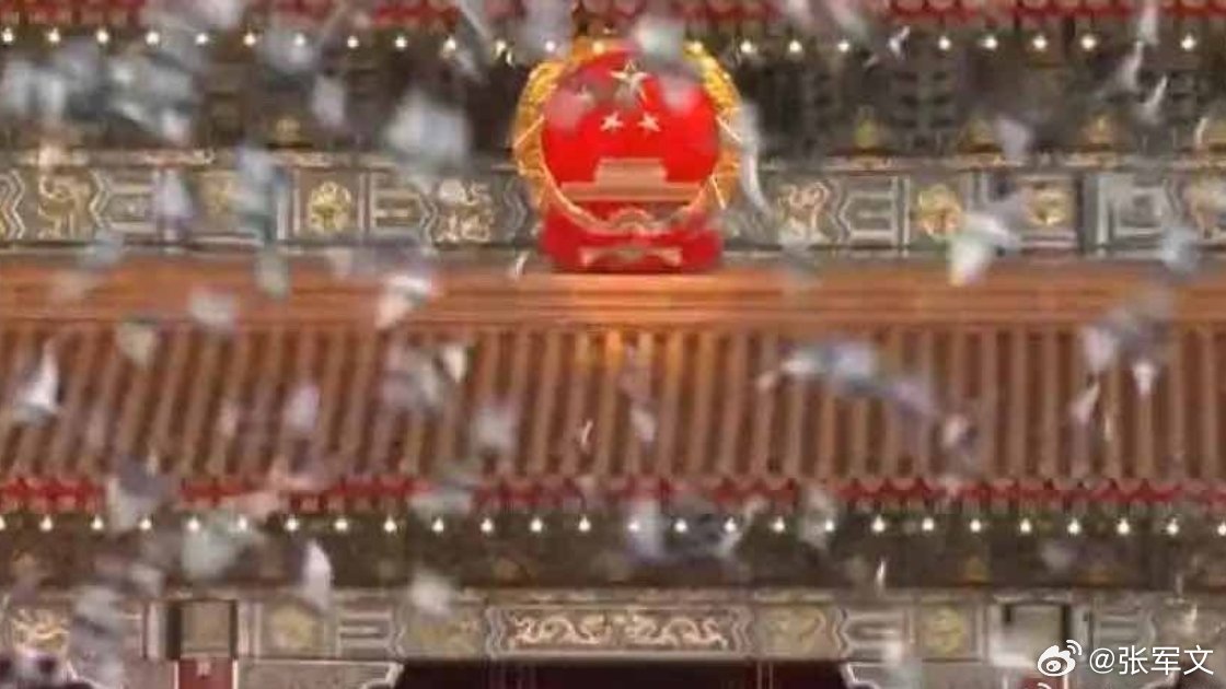 在高度体系化的社会情绪模型中，天安门广场这10000多只和平鸽的腾空，更像是一次