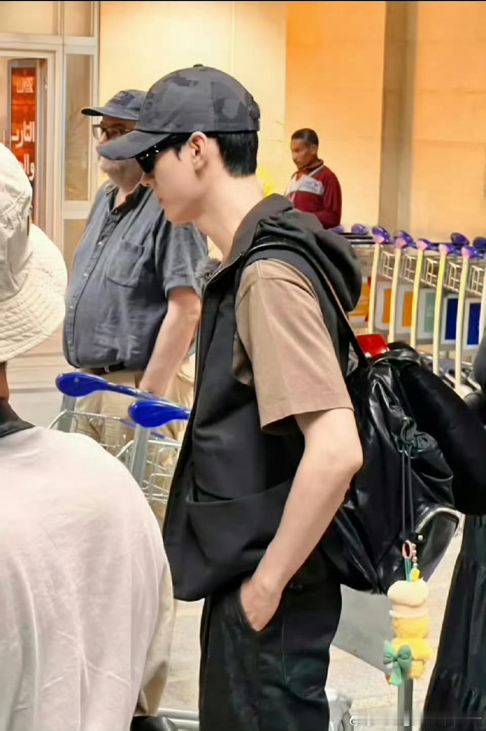 龚俊花儿与少年7抵达埃及，很显年轻活力帅气 ​​​