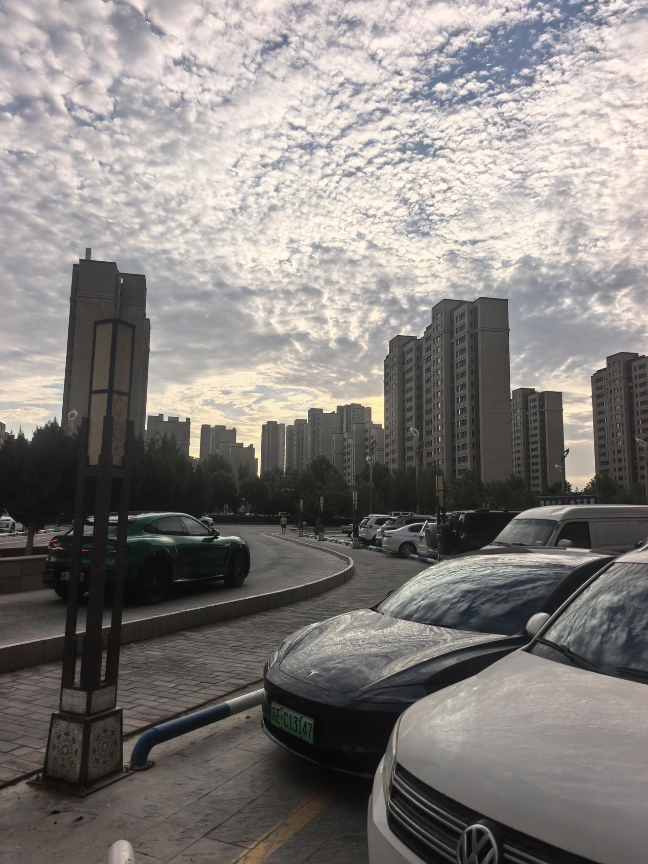 感性终究败给了理性
 
人这一生，终究要承认一个残酷真相：所有长久的安稳、高级的