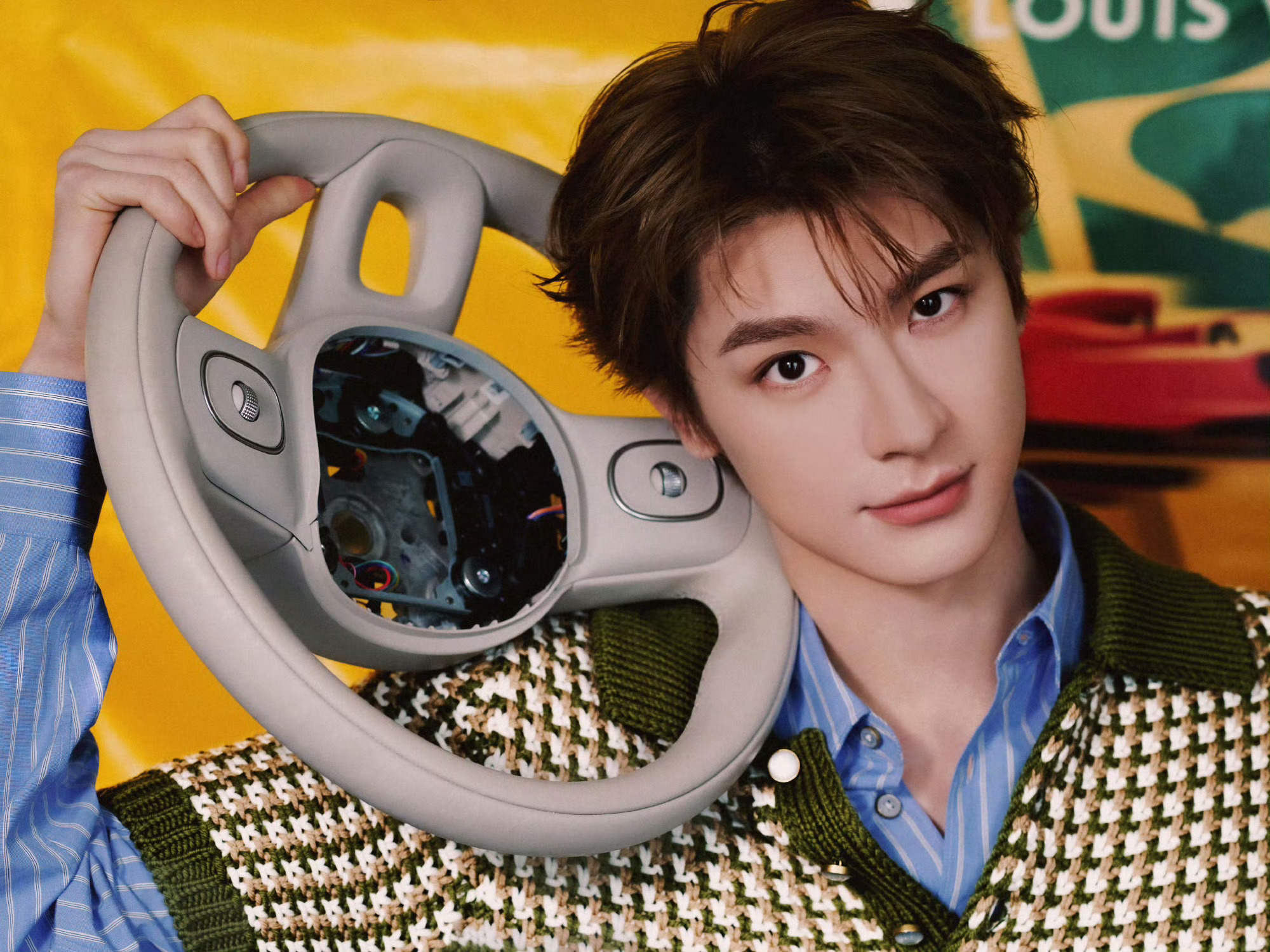 林一F1出图林一这组F1赛车主题大片也太会了！橄榄绿针织马甲叠穿蓝条纹衬衫，暖棕