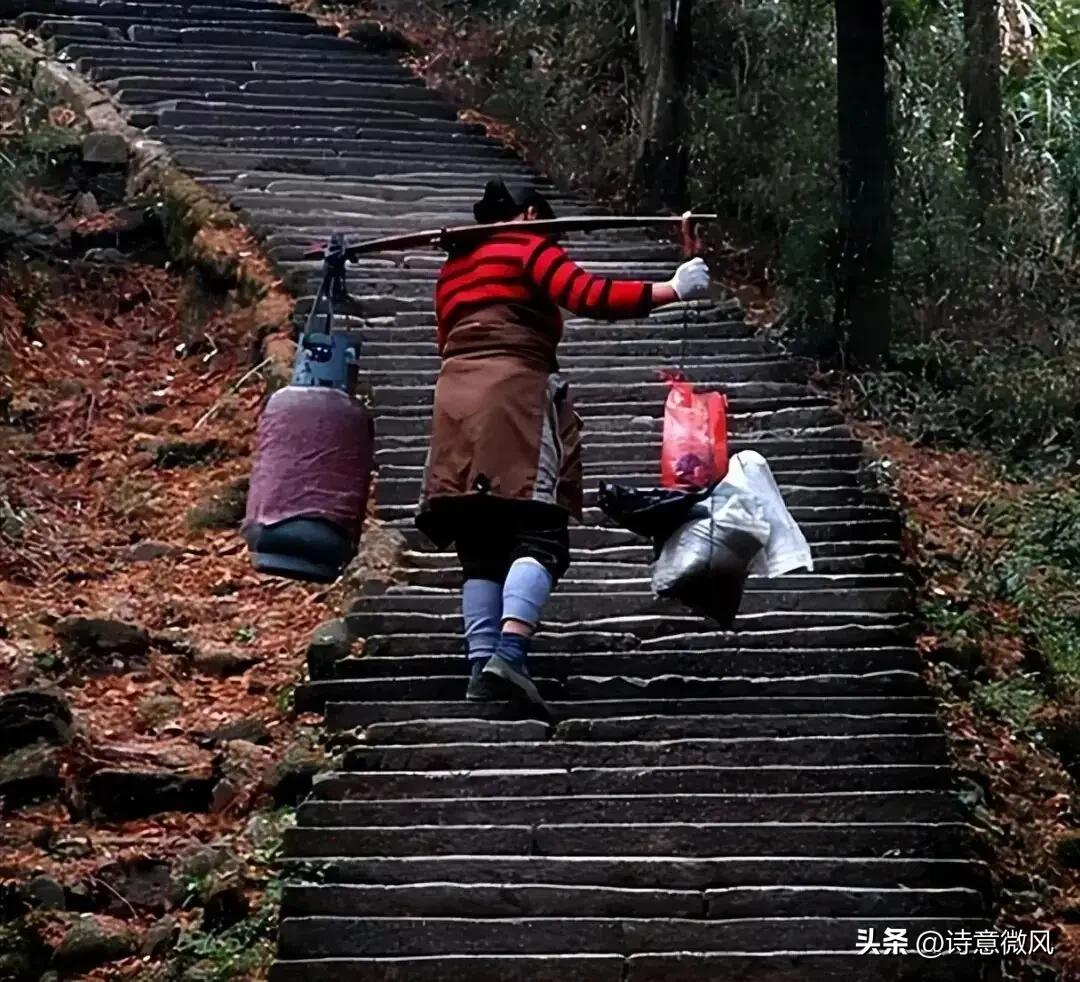 她挑断50根扁担，跪遍全村借不到一分钱，却把三个孩子"挑"进了大学。
你见过人性