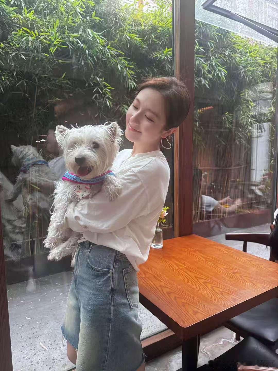 李兰迪求助未来感透明战袍怎么搭 李兰迪求助网友未来感透明战袍怎么搭好看李兰迪求助