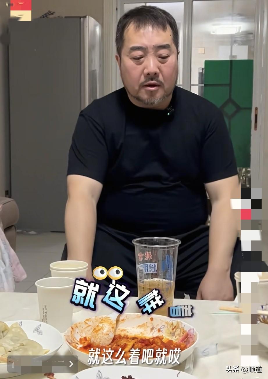 中年大叔说他网恋一女孩儿，晚上他睡的正香，电话响了，接听，是女孩儿打过来的。
没