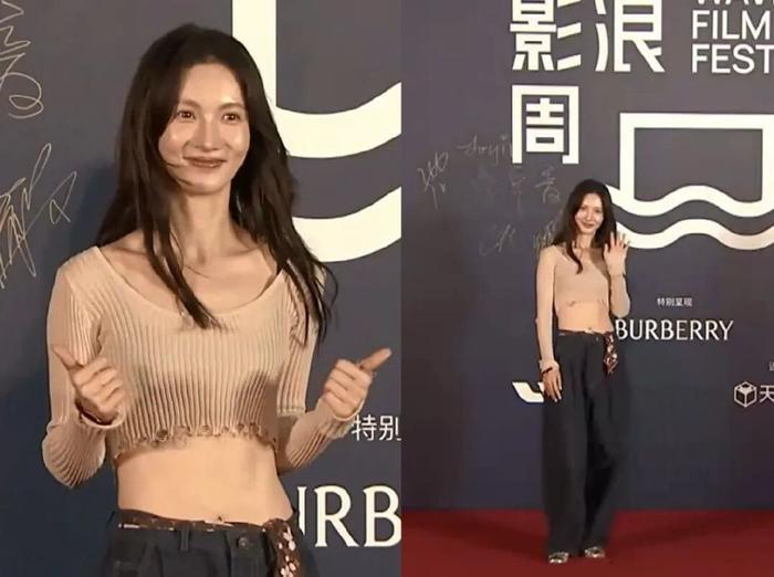 金晨工作室临时被通知走红毯金晨这腹肌我真的羡慕了！短款针织上衣搭配灰色休闲裤，直