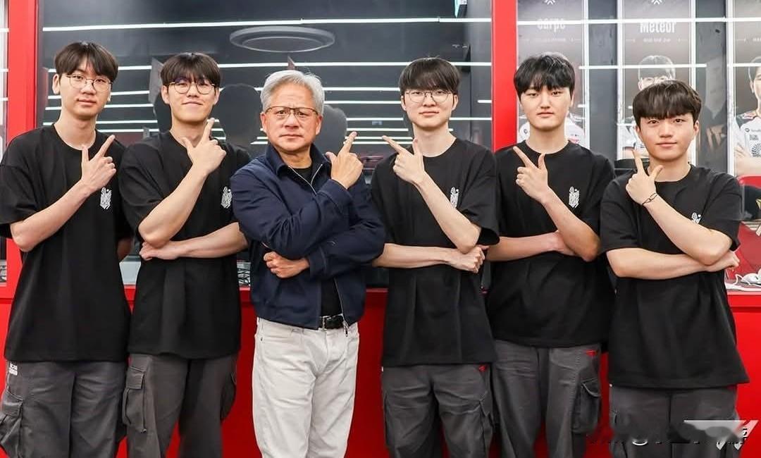在韩国，黄仁勋被年轻人当作偶像追捧。
 
他现身弘大的网咖、与电竞传奇选手Fak